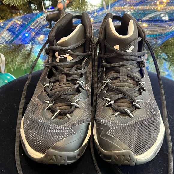 ✅Under Armour Girls Basketball Shoes - Size 5 - Great Find! - Picture 2 of 8